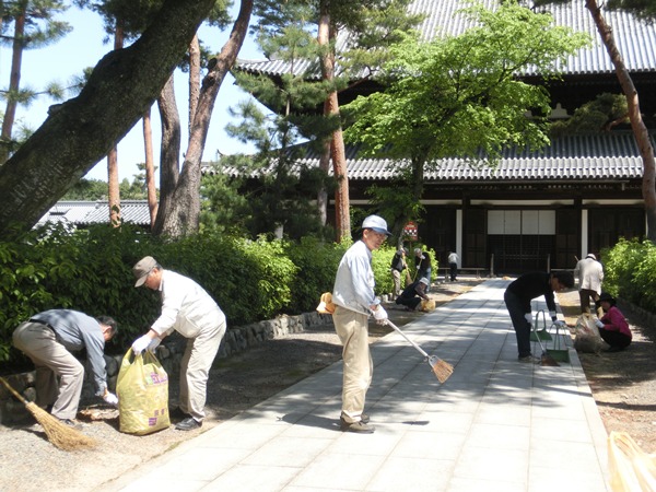 3861-13.5.8相国寺美化法堂前　多数.jpg